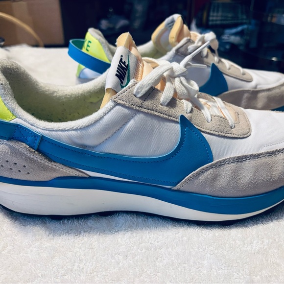 Almost Brand New Men’s NIKE 1972 Sneakers. - box 27 - Picture 5 of 7